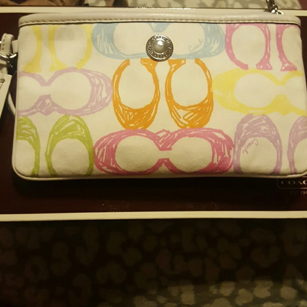 💕 Coach Wristlet - Picture 2 of 5